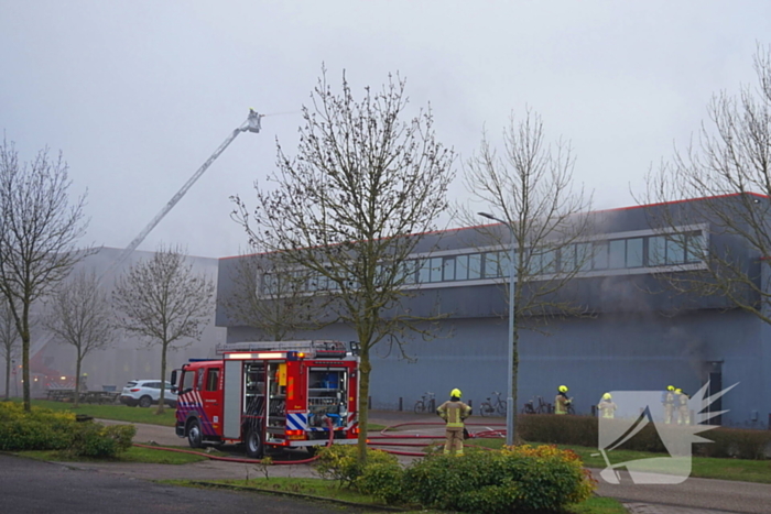 Zeer grote brand in reparatiebedrijf, brandweer schaalt groots op