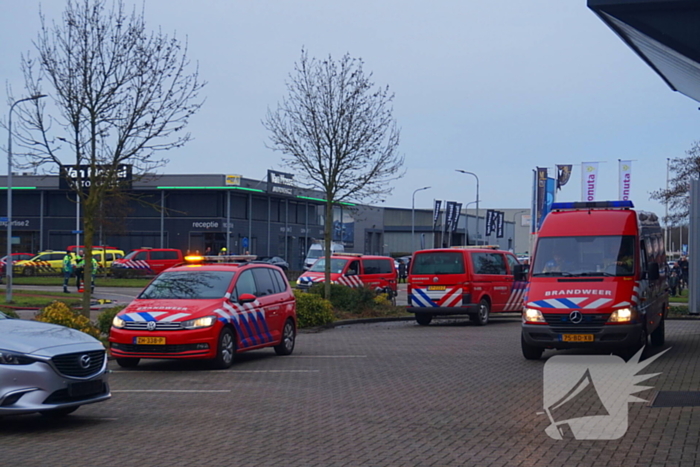 Zeer grote brand in reparatiebedrijf, brandweer schaalt groots op