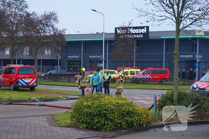 Zeer grote brand in reparatiebedrijf, brandweer schaalt groots op