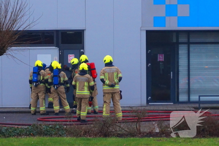 Zeer grote brand in reparatiebedrijf, brandweer schaalt groots op