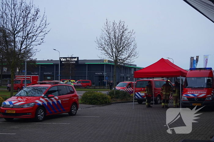 Zeer grote brand in reparatiebedrijf, brandweer schaalt groots op