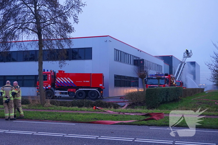 Zeer grote brand in reparatiebedrijf, brandweer schaalt groots op