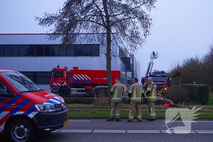 Zeer grote brand in reparatiebedrijf, brandweer schaalt groots op