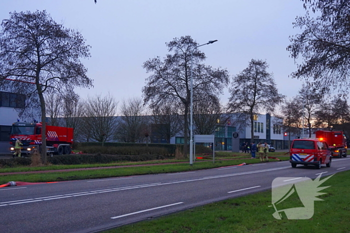 Zeer grote brand in reparatiebedrijf, brandweer schaalt groots op