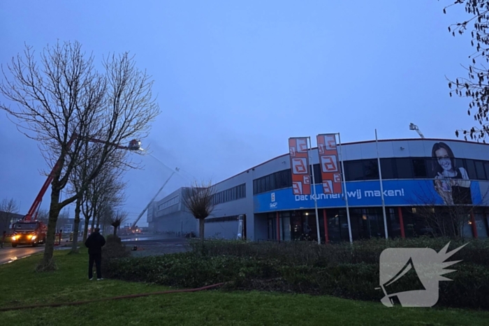 Zeer grote brand in reparatiebedrijf, brandweer schaalt groots op
