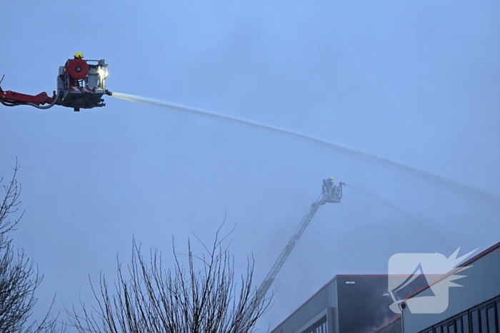 Zeer grote brand in reparatiebedrijf, brandweer schaalt groots op