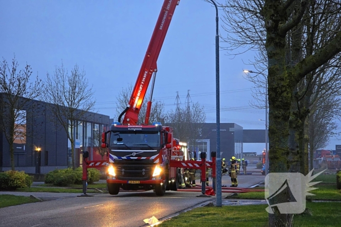 Zeer grote brand in reparatiebedrijf, brandweer schaalt groots op