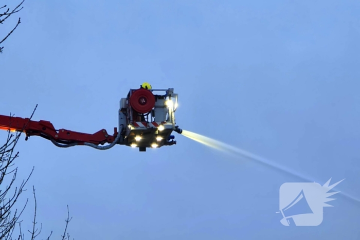 Zeer grote brand in reparatiebedrijf, brandweer schaalt groots op