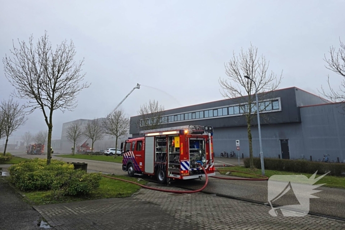 Zeer grote brand in reparatiebedrijf, brandweer schaalt groots op