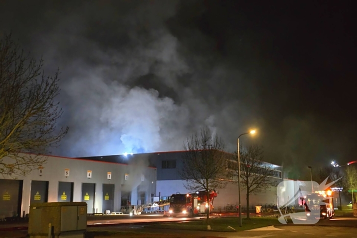 Zeer grote brand in reparatiebedrijf, brandweer schaalt groots op