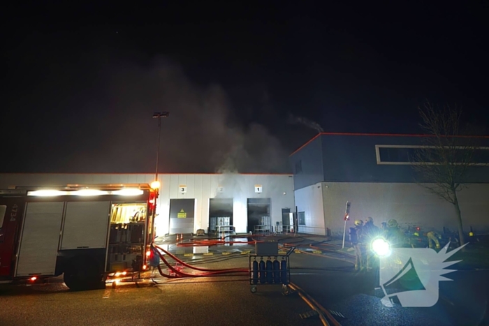 Zeer grote brand in reparatiebedrijf, brandweer schaalt groots op