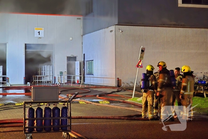 Zeer grote brand in reparatiebedrijf, brandweer schaalt groots op