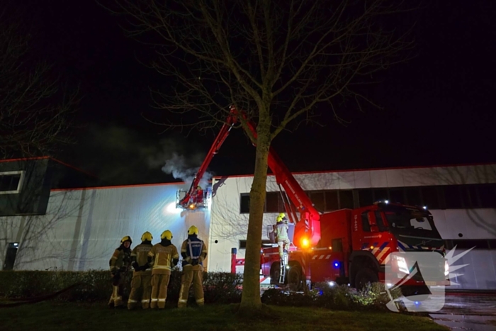 Zeer grote brand in reparatiebedrijf, brandweer schaalt groots op