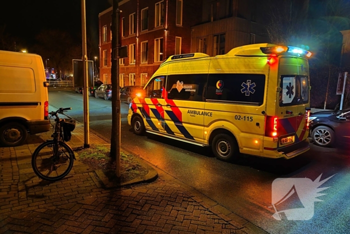 Fietser botst tegen stoeprand