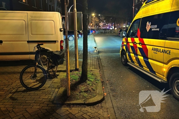 Fietser botst tegen stoeprand