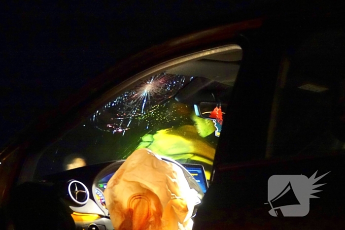 Automoblist rijdt hard in op geparkeerde auto's