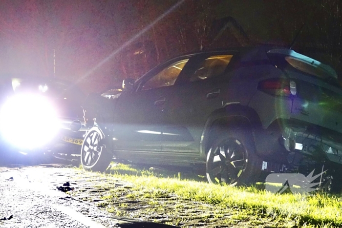 Automoblist rijdt hard in op geparkeerde auto's