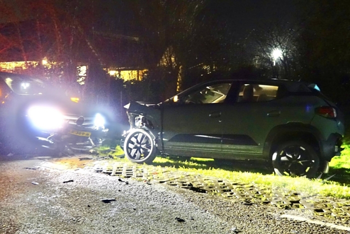 Automoblist rijdt hard in op geparkeerde auto's