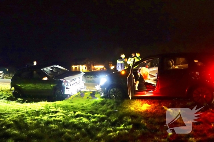 Automoblist rijdt hard in op geparkeerde auto's