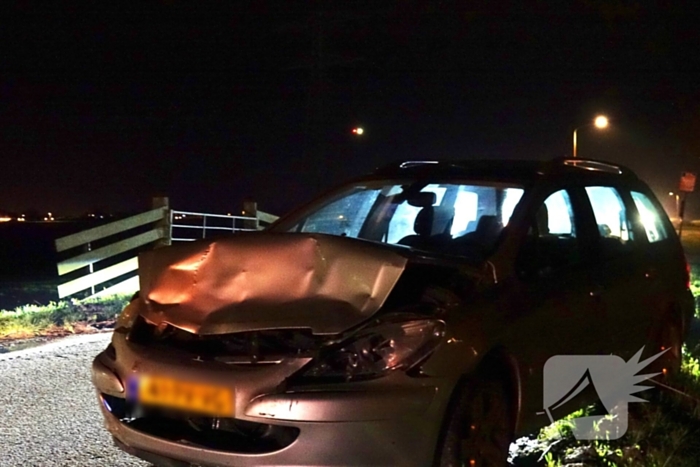 Automoblist rijdt hard in op geparkeerde auto's