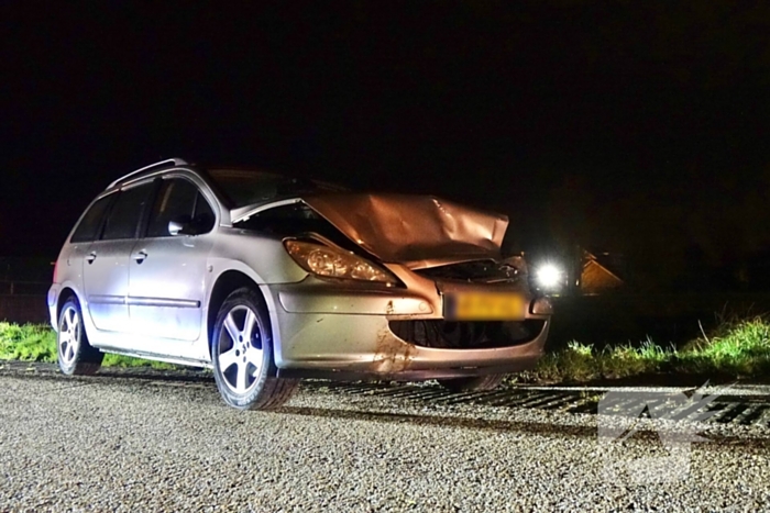 Automoblist rijdt hard in op geparkeerde auto's