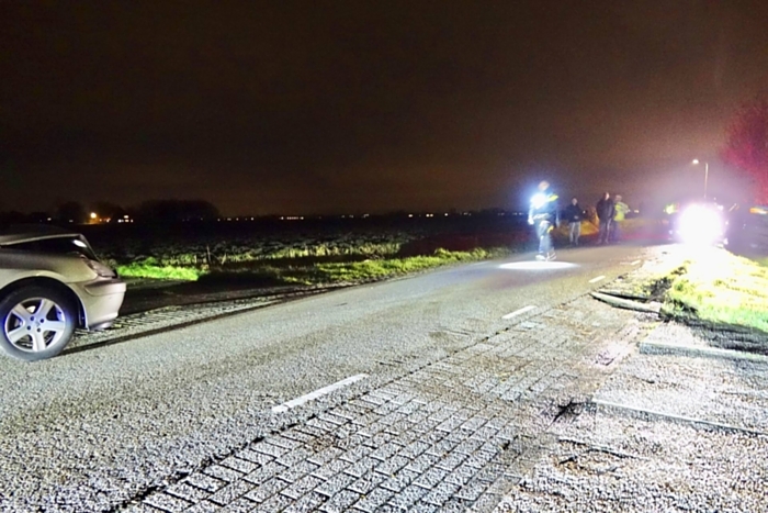 Automoblist rijdt hard in op geparkeerde auto's