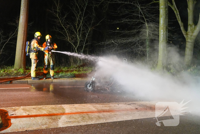 Scooter rijdend in brand gevlogen