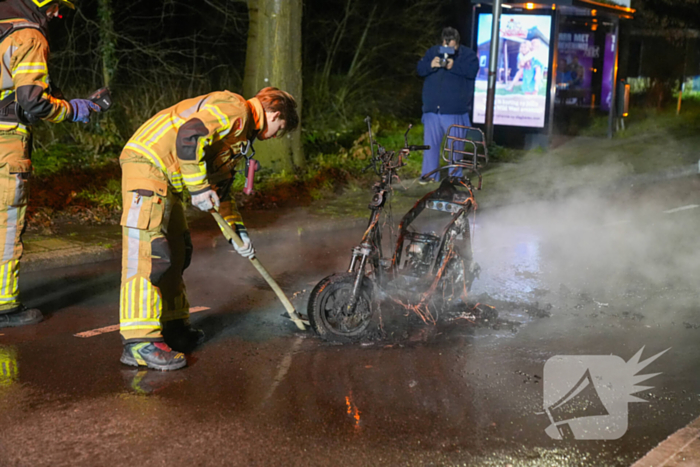 Scooter rijdend in brand gevlogen
