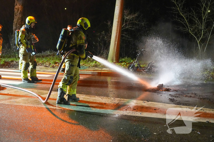 Scooter rijdend in brand gevlogen
