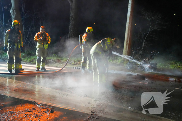 Scooter rijdend in brand gevlogen