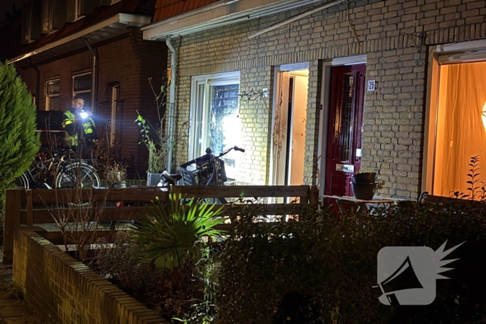 Explosie bij voordeur van woning