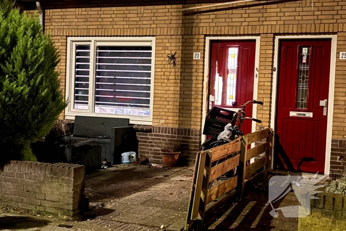 Explosie bij voordeur van woning