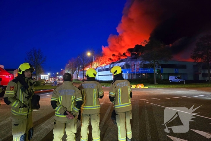 Opnieuw grote uitslaande brand in bedrijfspand
