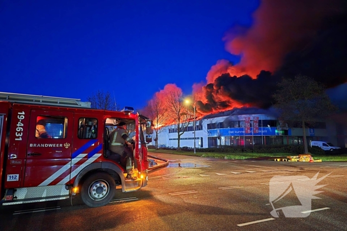 Opnieuw grote uitslaande brand in bedrijfspand