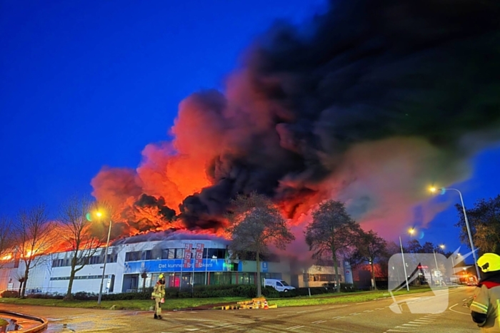 Opnieuw grote uitslaande brand in bedrijfspand