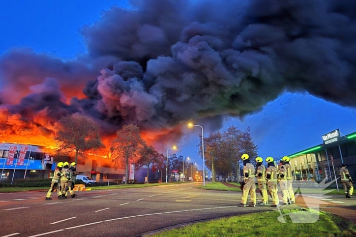 Opnieuw grote uitslaande brand in bedrijfspand