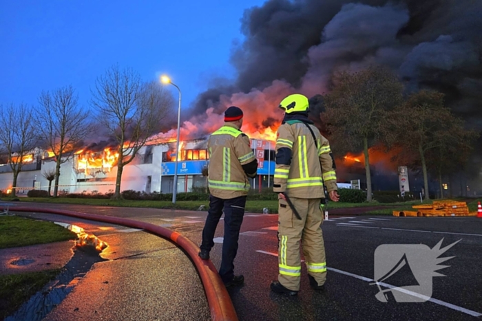 Opnieuw grote uitslaande brand in bedrijfspand