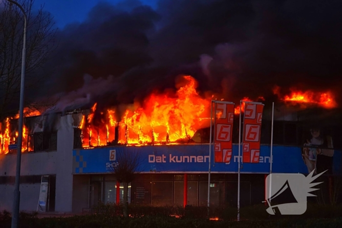 Opnieuw grote uitslaande brand in bedrijfspand