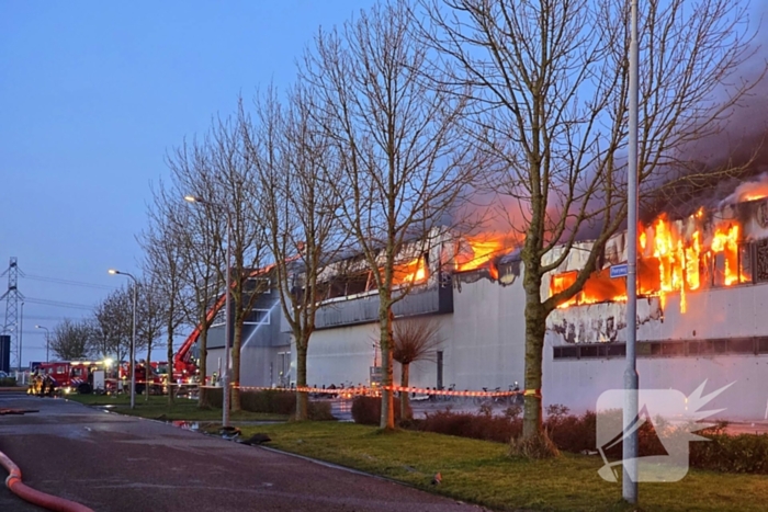 Opnieuw grote uitslaande brand in bedrijfspand