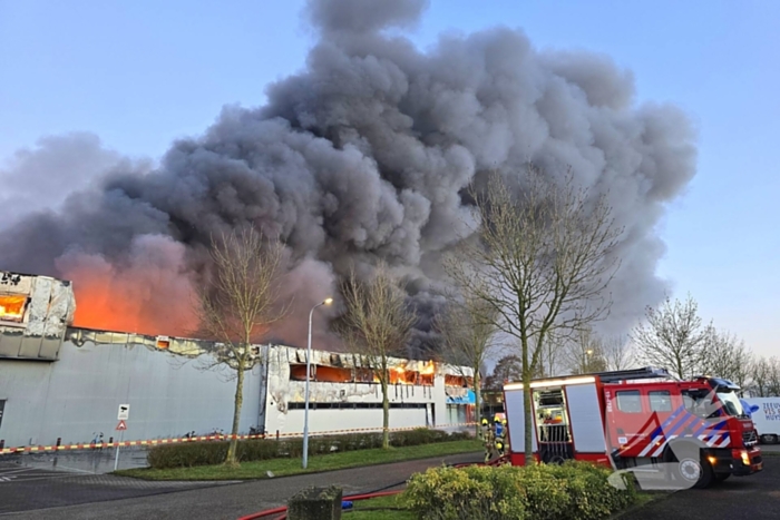 Opnieuw grote uitslaande brand in bedrijfspand