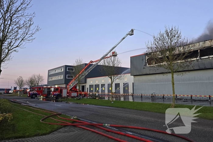 Opnieuw grote uitslaande brand in bedrijfspand