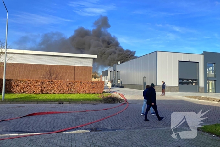 Enorme rookwolken bij grote industriebrand