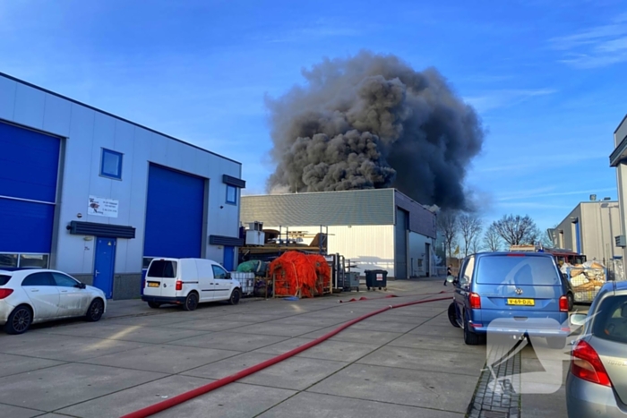 Enorme rookwolken bij grote industriebrand