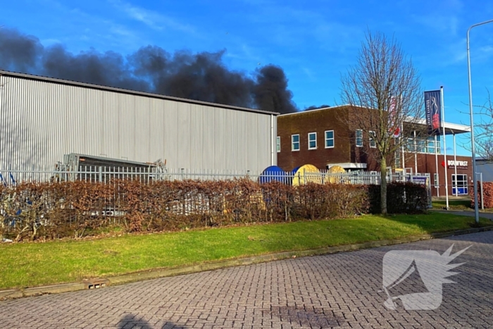 Enorme rookwolken bij grote industriebrand