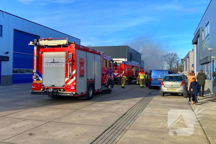 Enorme rookwolken bij grote industriebrand