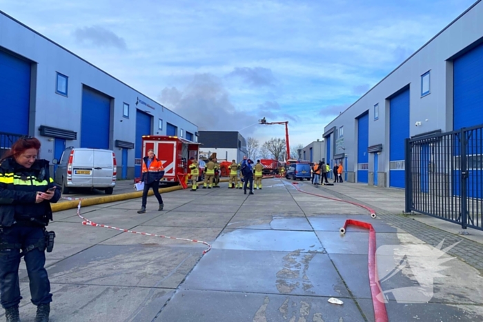 Enorme rookwolken bij grote industriebrand