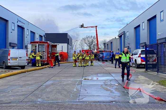 Enorme rookwolken bij grote industriebrand