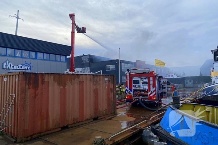 Enorme rookwolken bij grote industriebrand