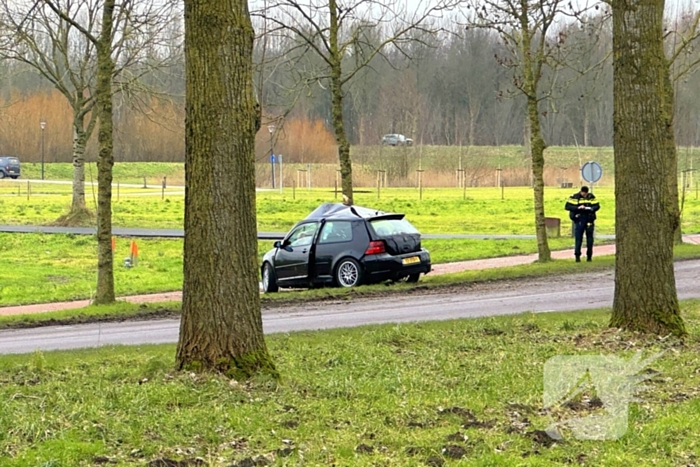 Personenauto botst tegen boom