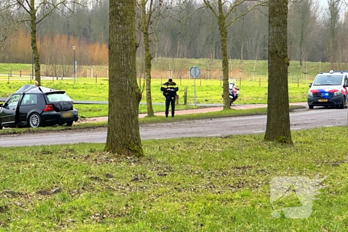 Personenauto botst tegen boom